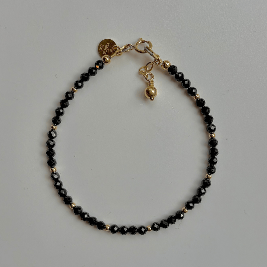 Gouden dames armband gemaakt van 3mm gouden kralen in combinatie met edelsteen 