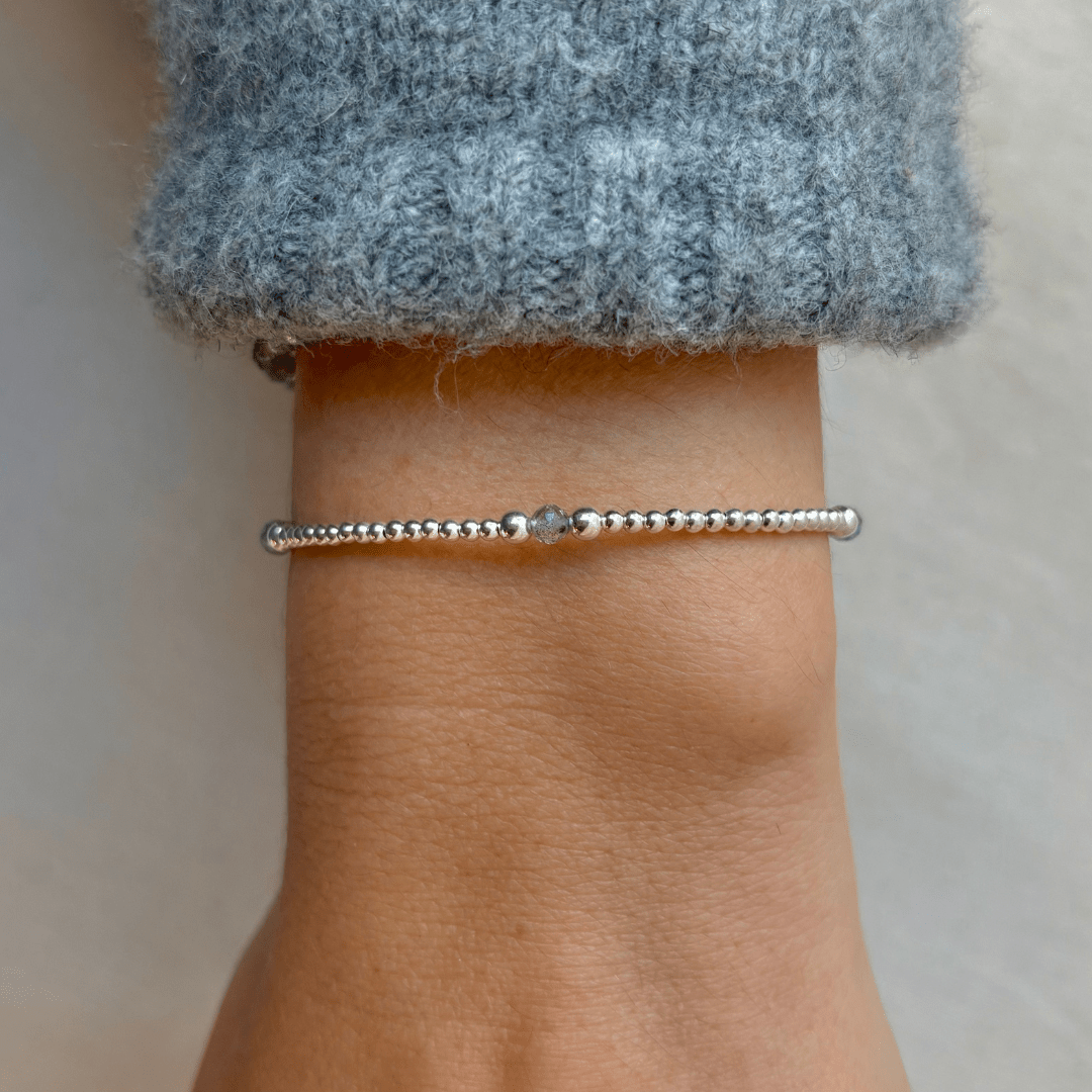 Zilveren damesarmband met 3mm zilveren kralen in combinatie met edelsteen