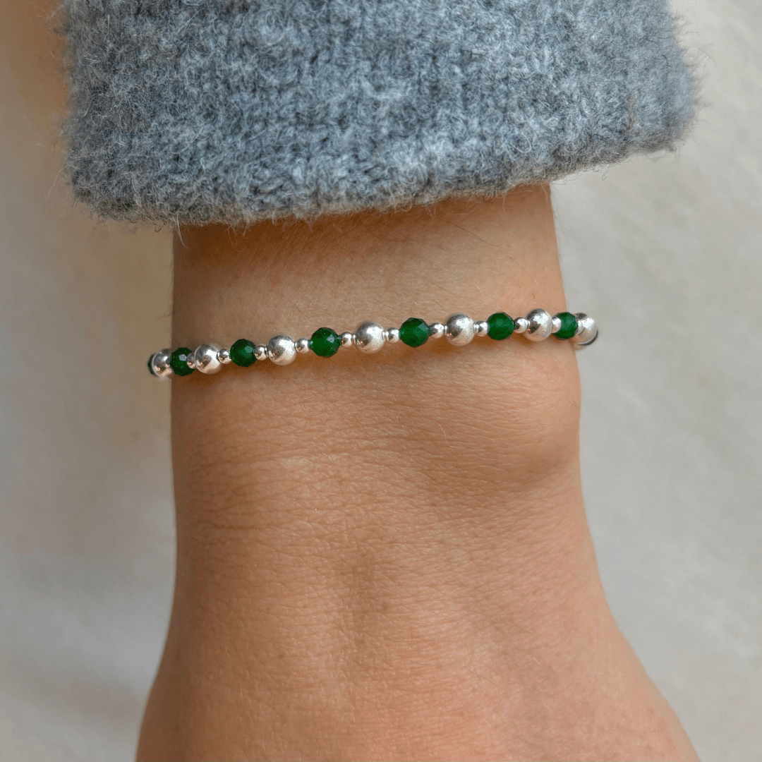 Zilveren damesarmband met 2 en 4mm zilveren kralen in combinatie met edelsteen