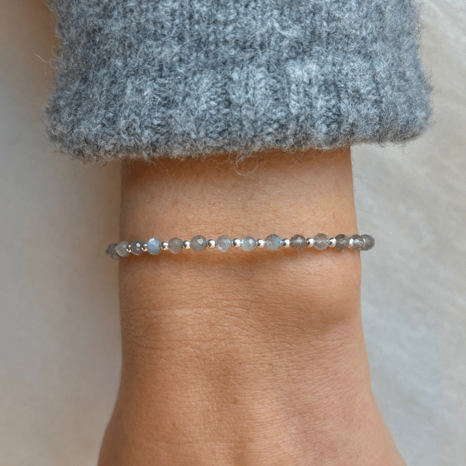 Zilveren damesarmband met 3mm zilveren kralen in combinatie met edelsteen