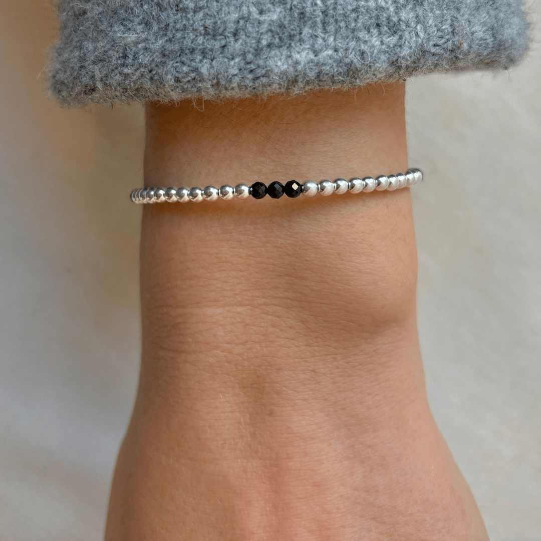 Zilveren damesarmband met 3mm zilveren kralen in combinatie met edelsteen