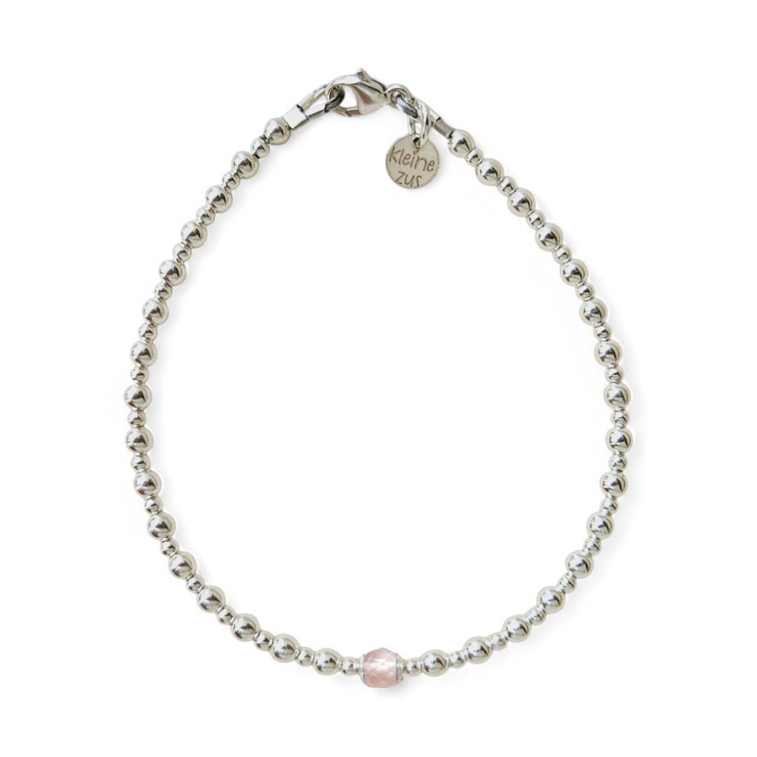 Zilveren dames armband gemaakt van  3 en 2mm kraaltjes, in het midden zit een rozenkwarts edelsteen