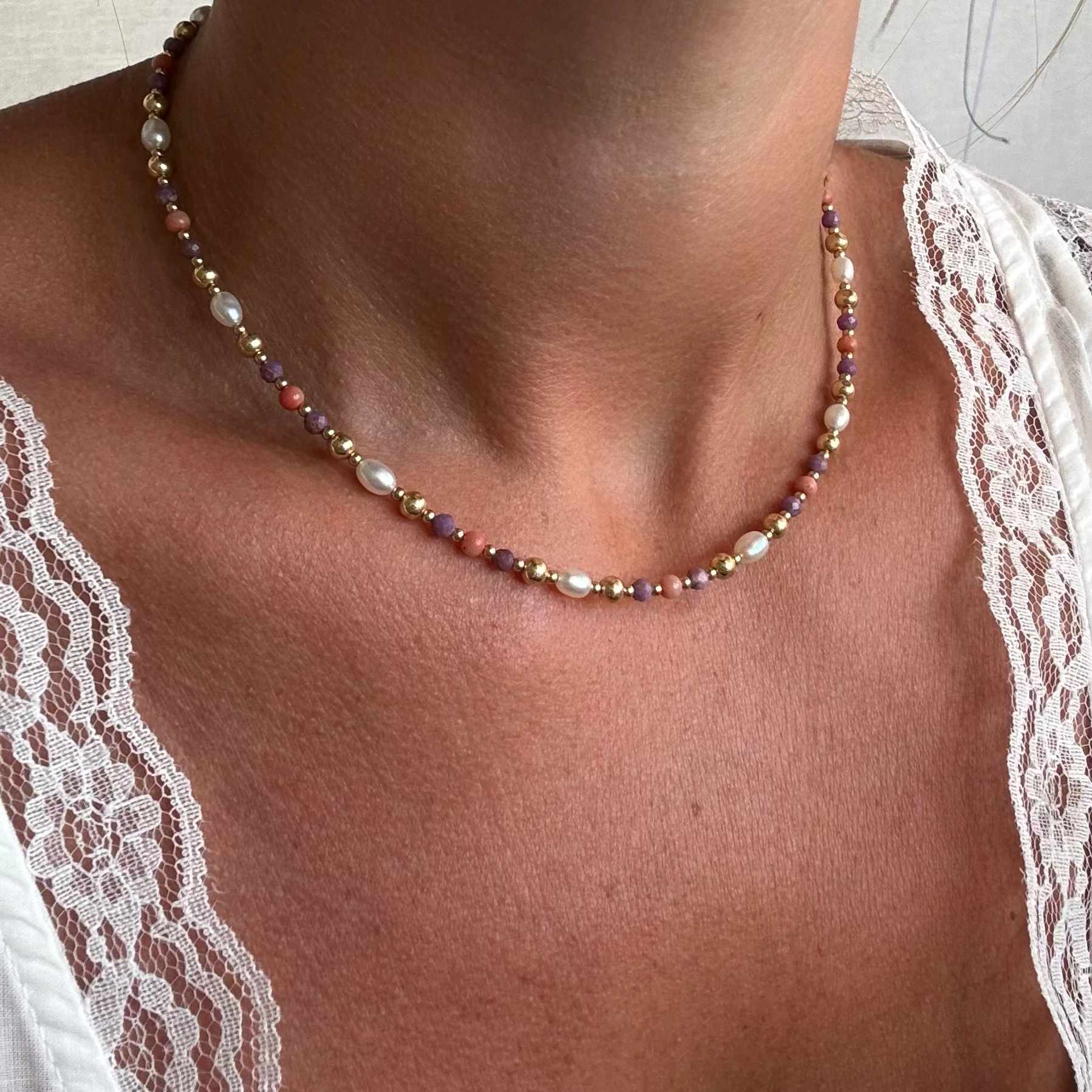 Prachtige damesketting met parels en edelstenen