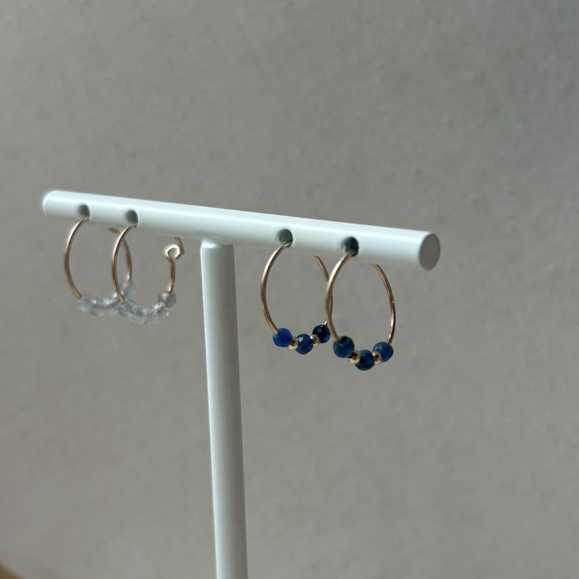 Gouden hoops met facet geslepen sodaliet edelsteentjes