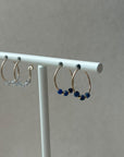 Gouden hoops met facet geslepen sodaliet edelsteentjes