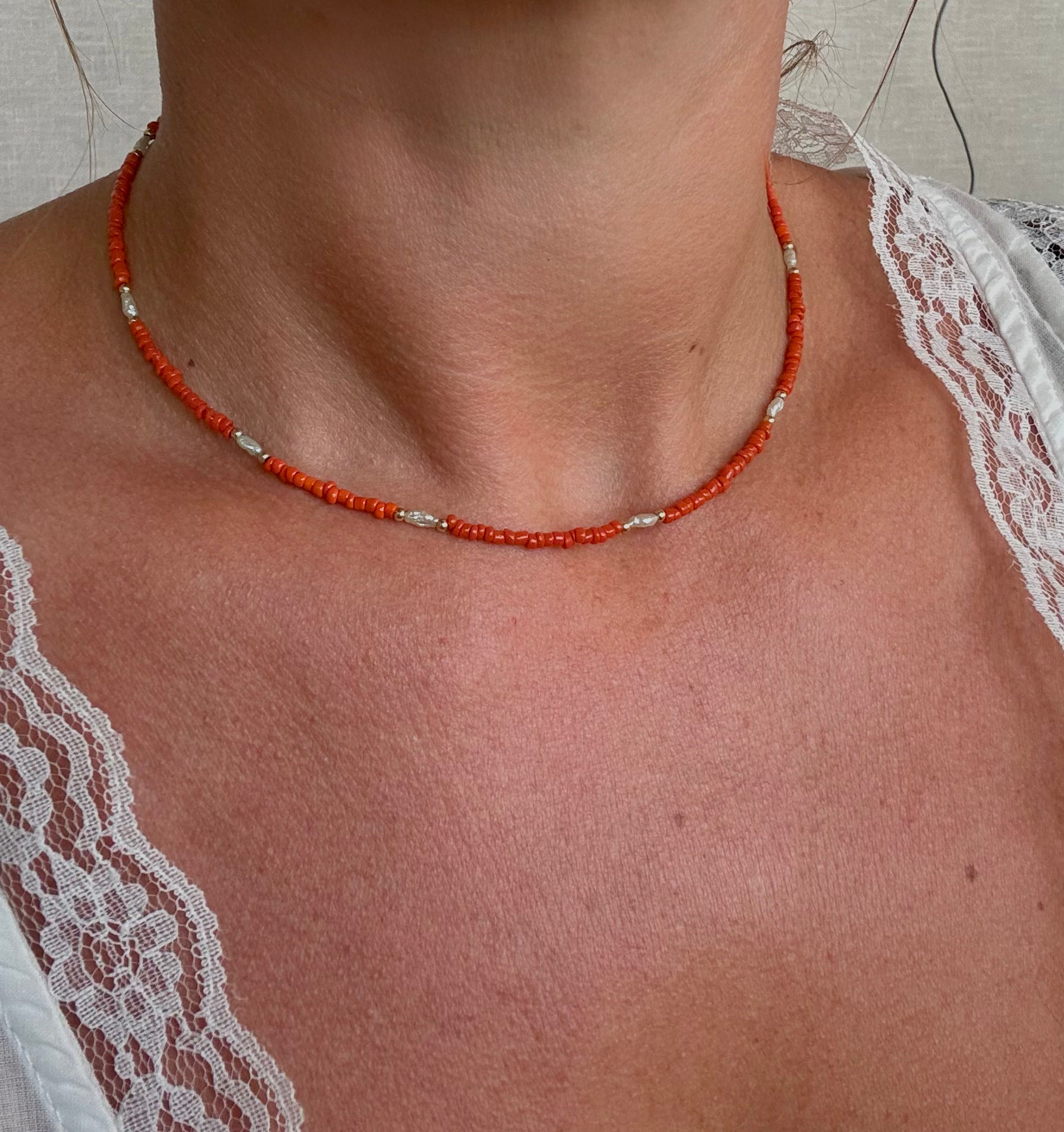 gouden damesketting met vintage bloedkoraal kraaltjes gecombineerd met zoetwaterpareltjes