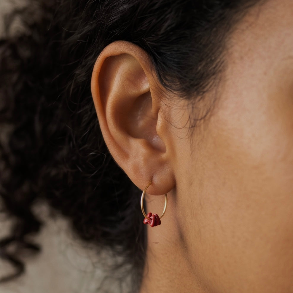 Gouden fine hoops gouden oorbellen met vintage bloedkoraaltjes