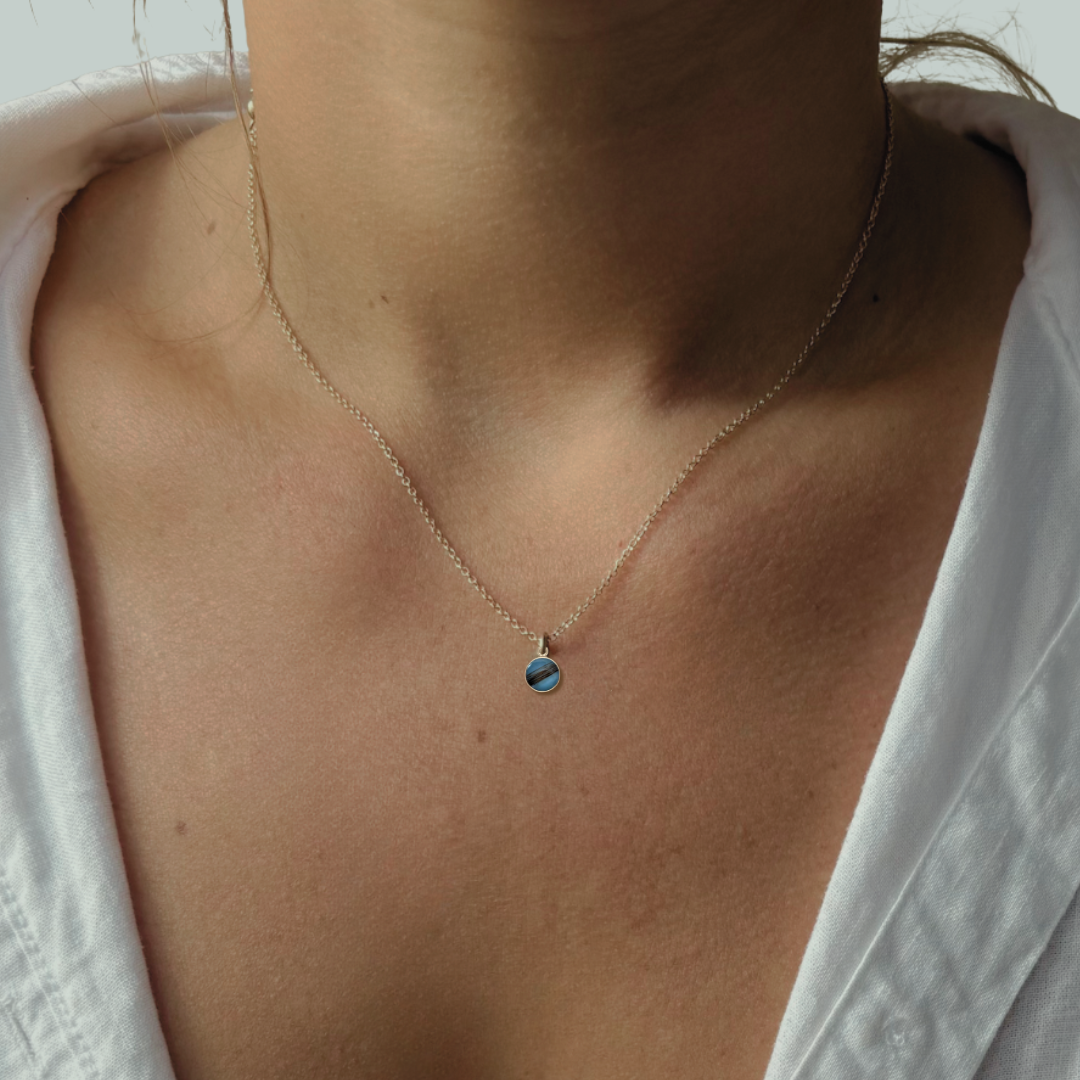 Haarlok ketting 14k gold filled goud met haarlok hanger handgemaakt blauw om nek