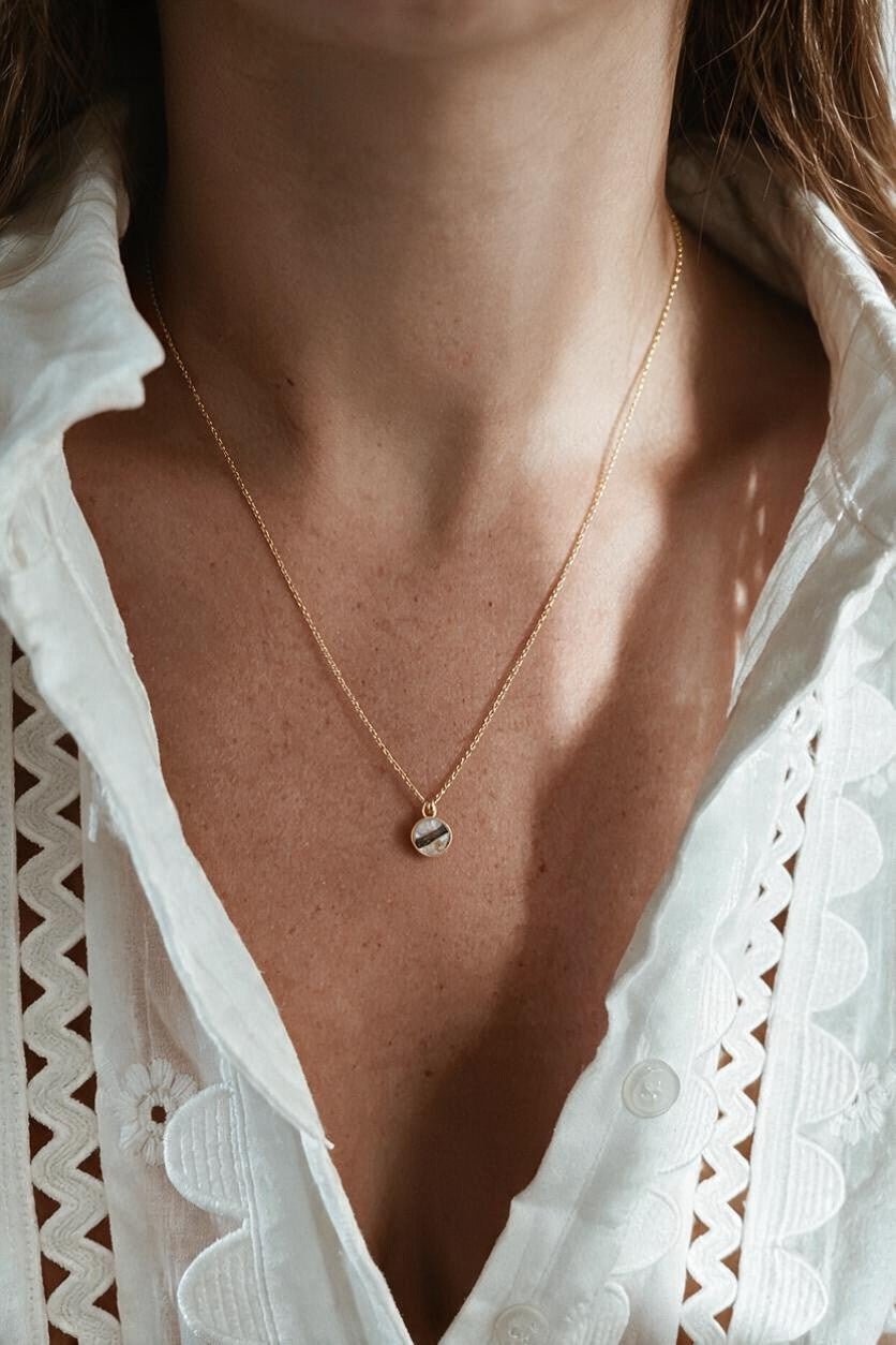 As ketting met hanger met as en haarlok | GOUD - GOLD FILLED - Kleine Zus