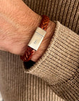 herenarmband met naam Matthijs is gemaakt van 10 mm gevlochten, Europees rundleer in een cognacbruine kleur. Met een sluiting van RVS waarin je een naam of datum kunt laten stempelen. 