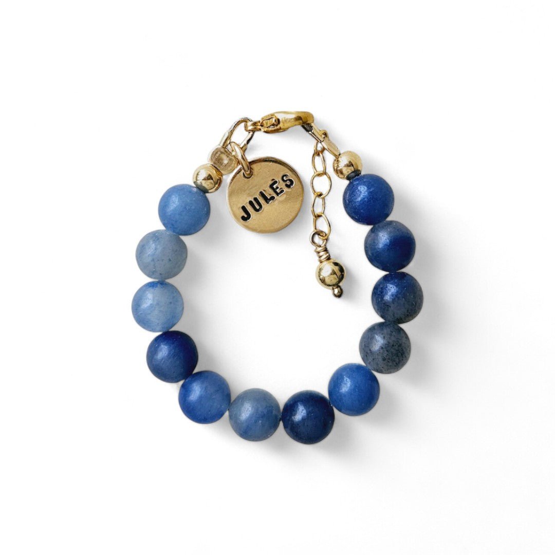 Gouden jongens armbandje Jack is gemaakt van 6mm natuursteenkralen blauwe aventurijn, aan de sluiting hangt een gouden naambedel van 10mm