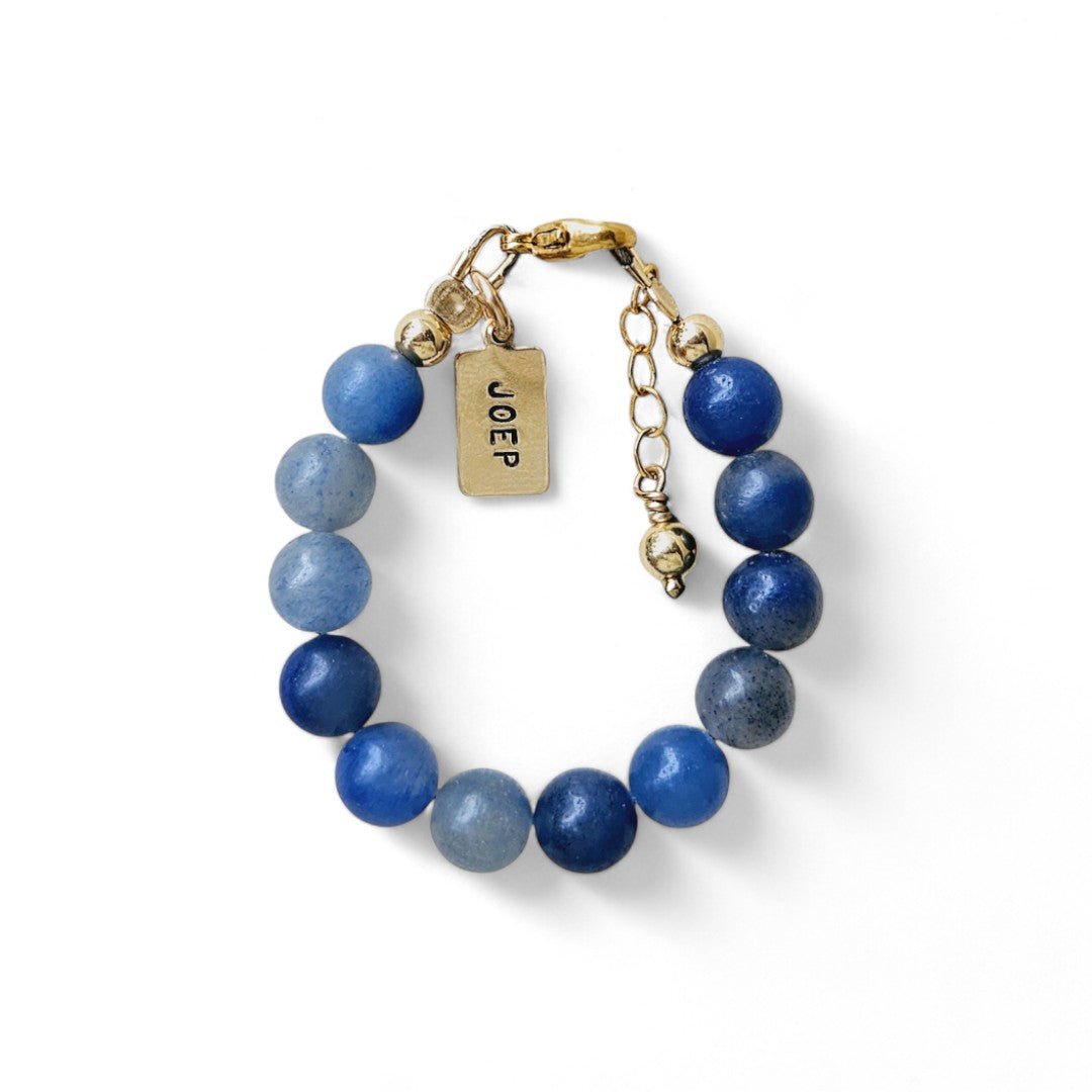 Gouden jongens armbandje Jack is gemaakt van 6mm natuursteenkralen blauwe aventurijn, aan de sluiting hangt een gouden naambedel