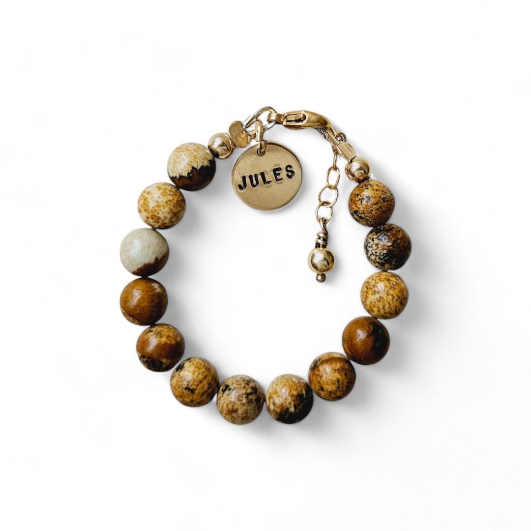 Gouden jongens armbandje James is gemaakt van 6mm natuursteenkralen picture jaspis, aan de sluiting hangt een gouden naambedel van 10mm