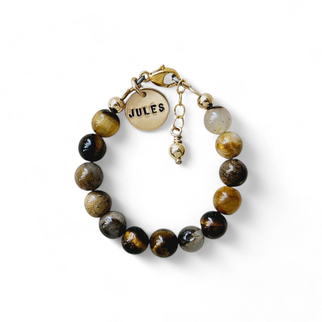 Gouden jongens armbandje Joost is gemaakt van 6mm natuursteenkralen, aan de sluiting hangt een gouden naambedel van 10mm