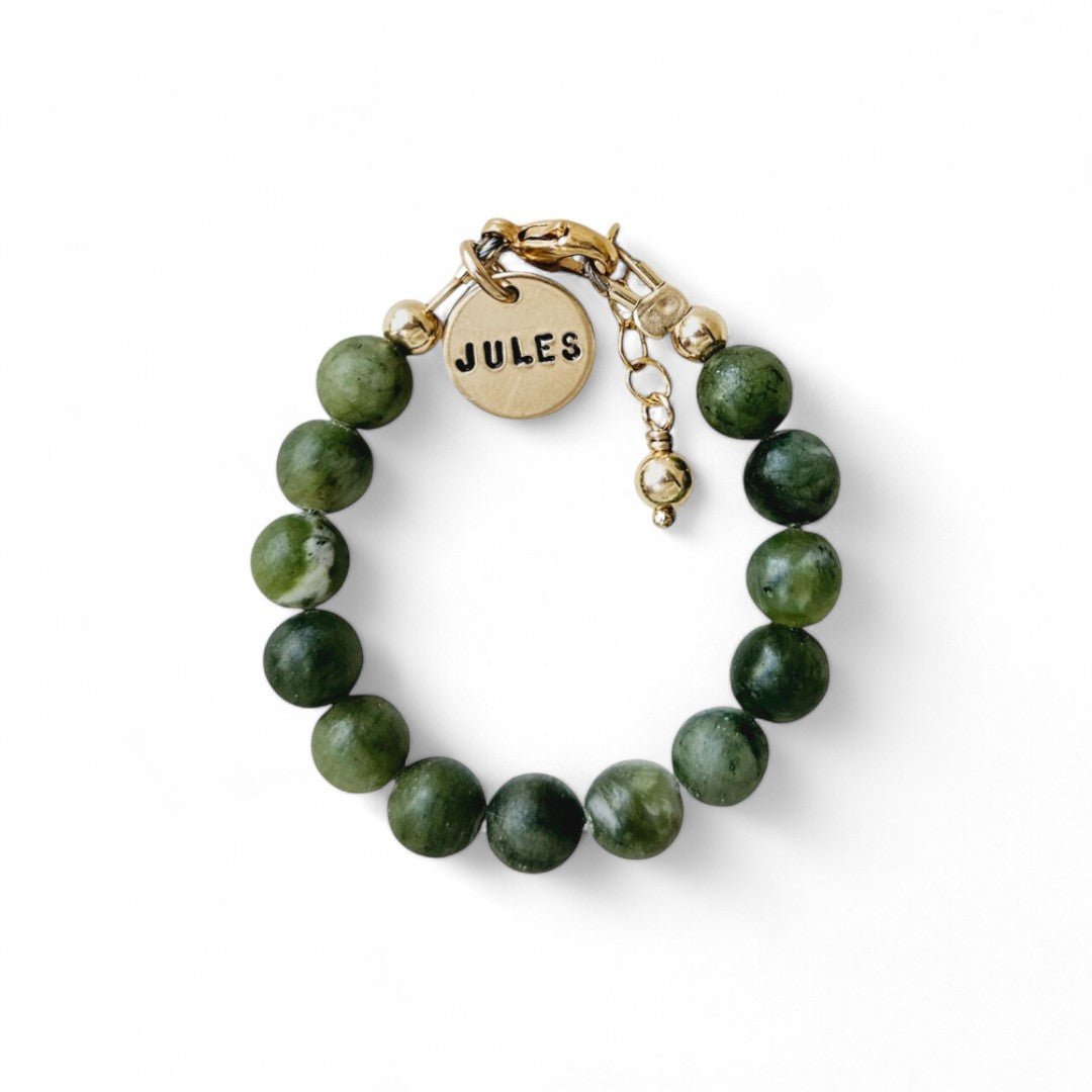 Gouden jongens armbandje Midas is gemaakt van 6mm natuursteenkralen taiwan jade, aan de sluiting hangt een gouden naambedel van 10mm