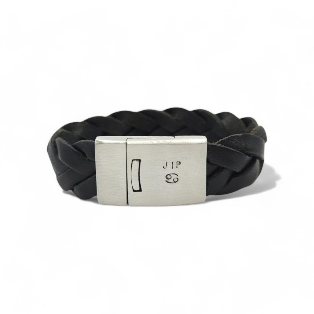 Leren jongens armband Bob is gemaakt van 15 mm gevlochten, Europees rundleer in een zwarte kleur. Met een sluiting van RVS waarin je een naam of datum kunt laten stempelen.