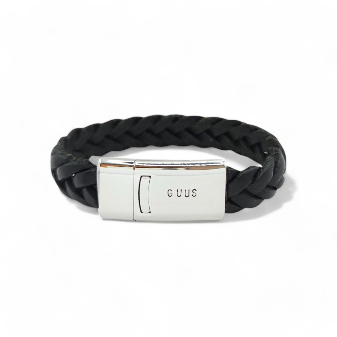 Leren jongens armband Charlie is gemaakt van 10 mm gevlochten, Europees rundleer in een zwarte kleur. Met een sluiting van RVS waarin je een naam of datum kunt laten stempelen