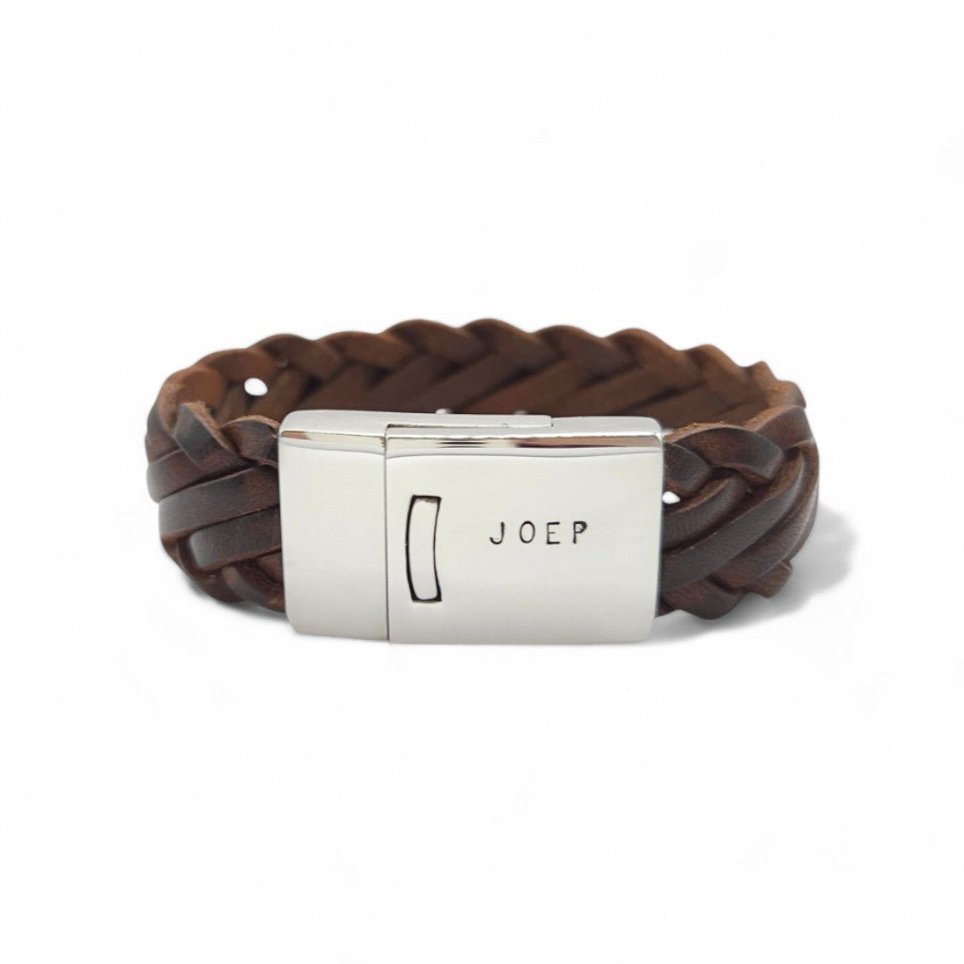 Leren jongens armbandje Jur is gemaakt van 15 mm gevlochten, Europees rundleer in een donkerbruine kleur. Met een sluiting van RVS waarin je een naam of datum kunt laten stempelen.