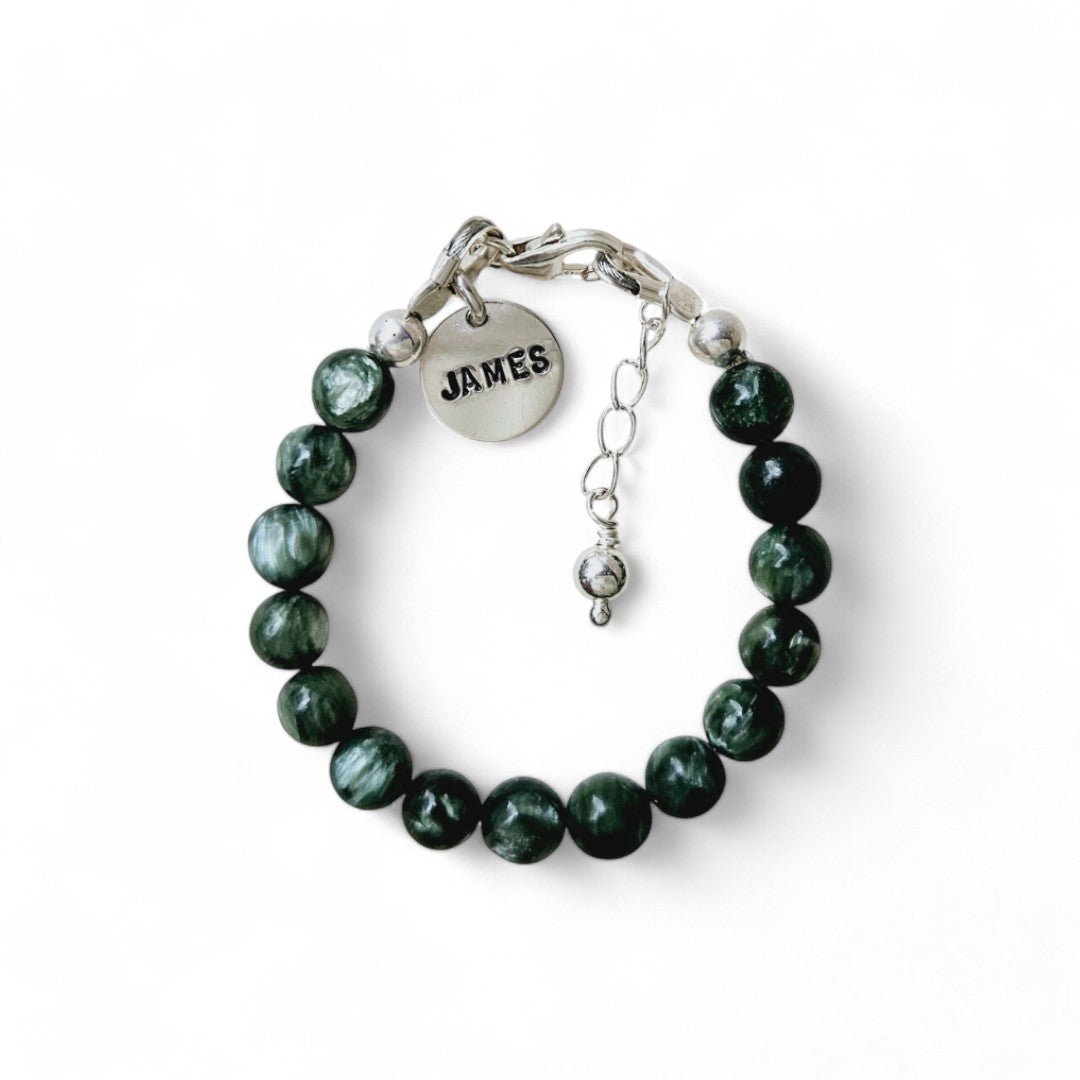 Zilveren jongens armbandje met naam Hugo is gemaakt van 6mm natuursteenkralen serafiniet, aan de sluiting hangt een zilveren naambedel van 10mm 