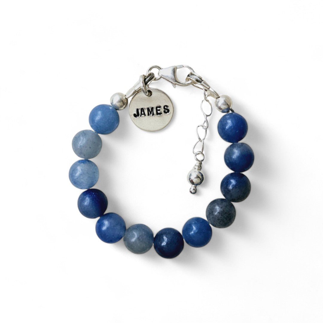 Zilveren jongens armbandje Jack is gemaakt van 6mm natuursteenkralen blauwe aventurijn, aan de sluiting hangt een zilveren naambedel van 10mm