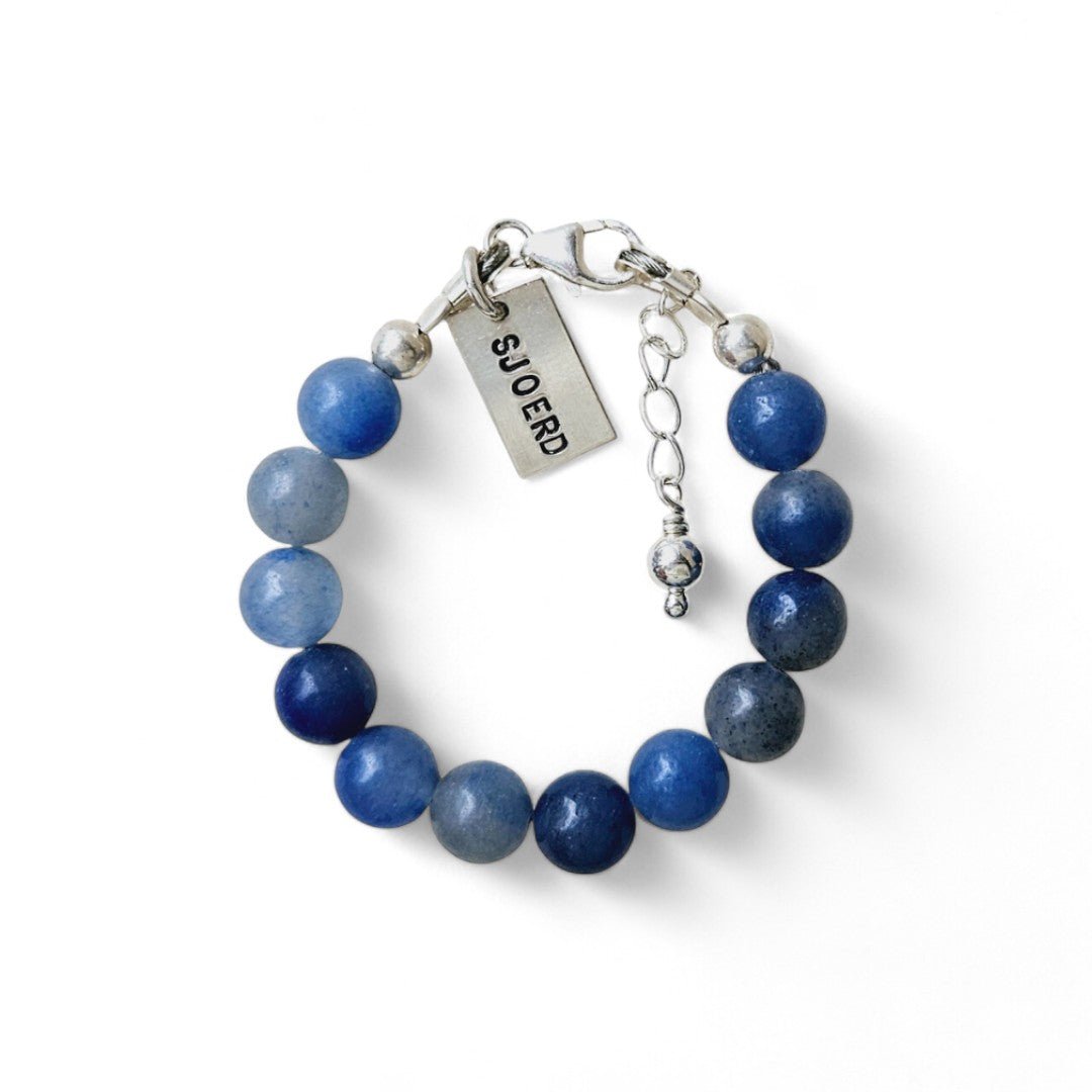 Zilveren jongens armbandje Jack is gemaakt van 6mm natuursteenkralen blauwe aventurijn, aan de sluiting hangt een zilveren naambedel