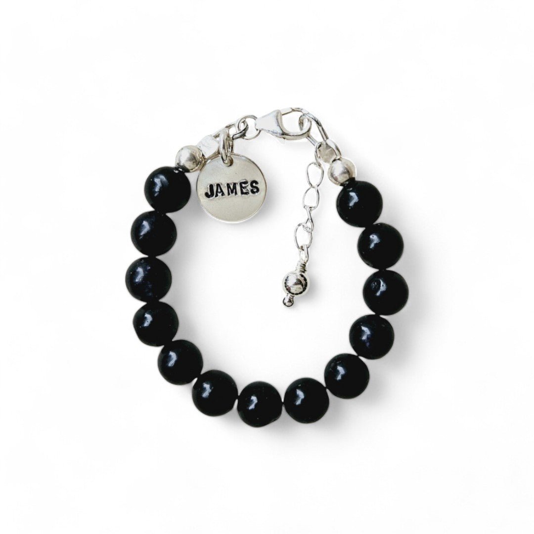 Zilveren jongens armbandje Joeri is gemaakt van 6mm natuursteenkralen obsidiaan, aan de sluiting hangt een zilveren naambedel van 10mm