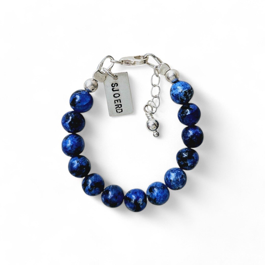Zilveren jongens armband Jort is gemaakt van 6mm natuursteenkralen blauwe kwarts, aan de sluiting hangt een zilveren naambedel