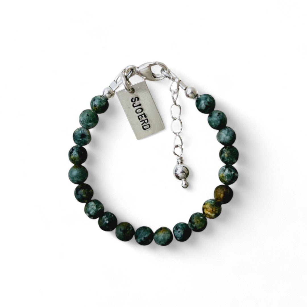 Zilveren jongens armbandje Jules is gemaakt van 4mm natuursteenkralen, aan de sluiting hangt een zilveren naambedel