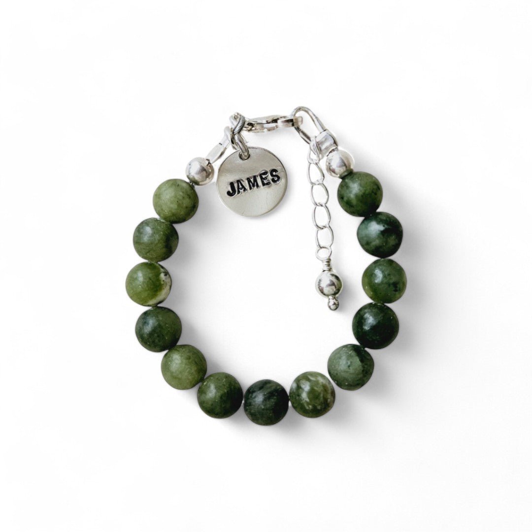 Zilveren jongens armbandje Midas is gemaakt van 6mm natuursteenkralen taiwan jade , aan de sluiting hangt een zilveren naambedel van 10mm