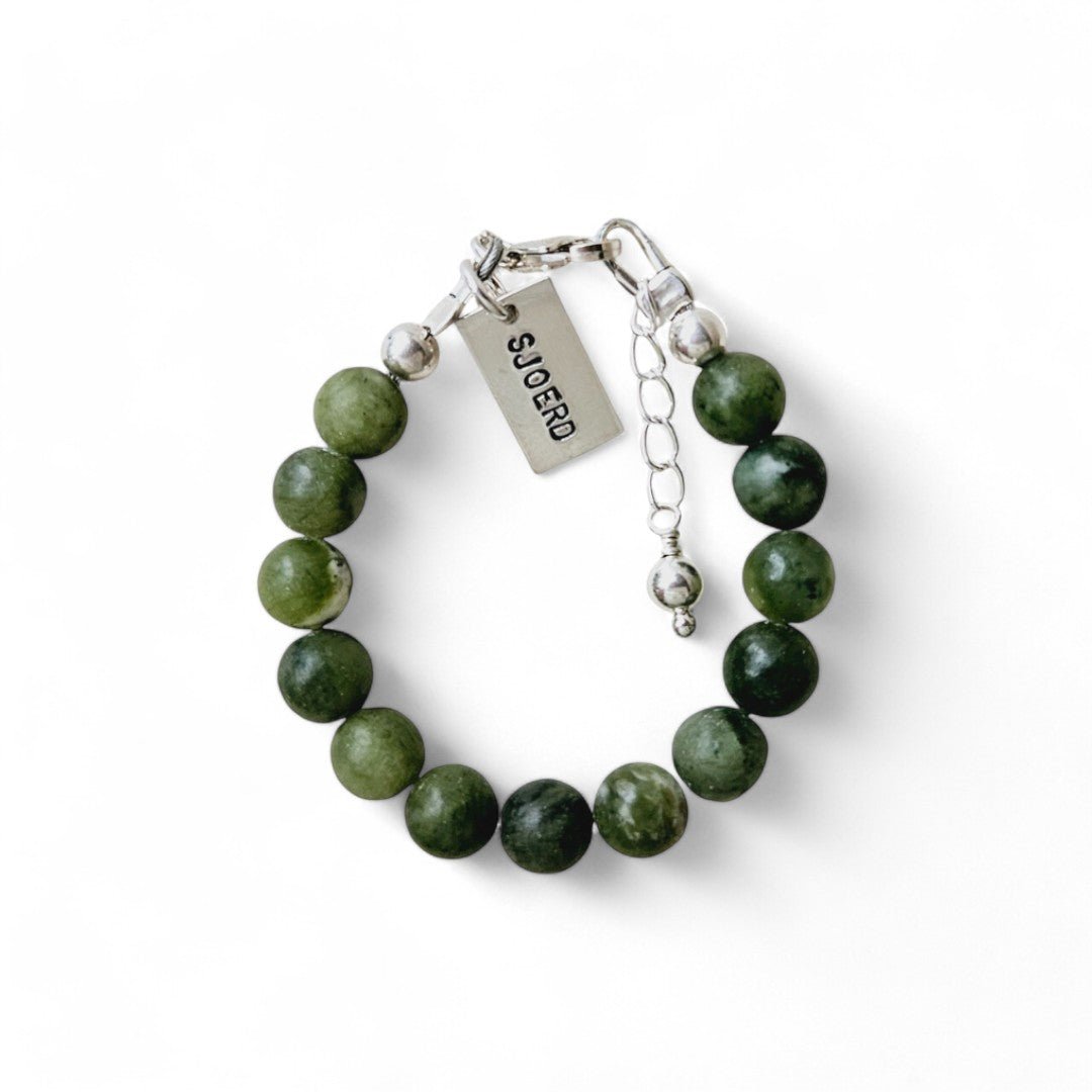 Zilveren jongens armband Midas is gemaakt van 6mm natuursteenkralen taiwan jade , aan de sluiting hangt een zilveren naambedel
