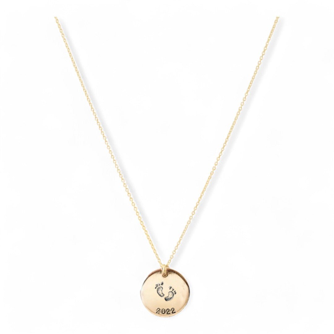 Gouden dames ketting met gouden hanger van 15mm, op de hanger zijn babyvoetjes en een geboortejaar gestempeld