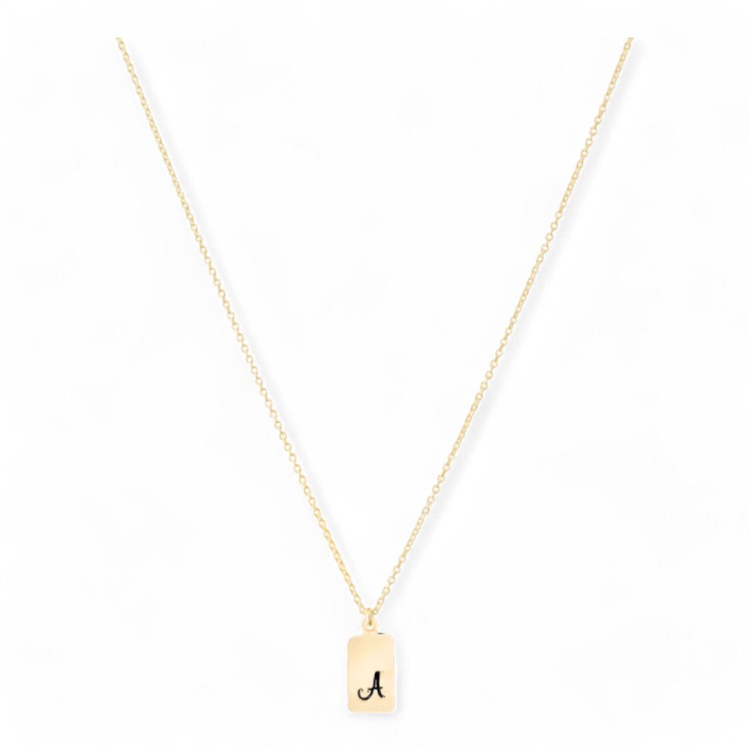 Gouden dames ketting met letter, aan de ketting hangt een gouden tag