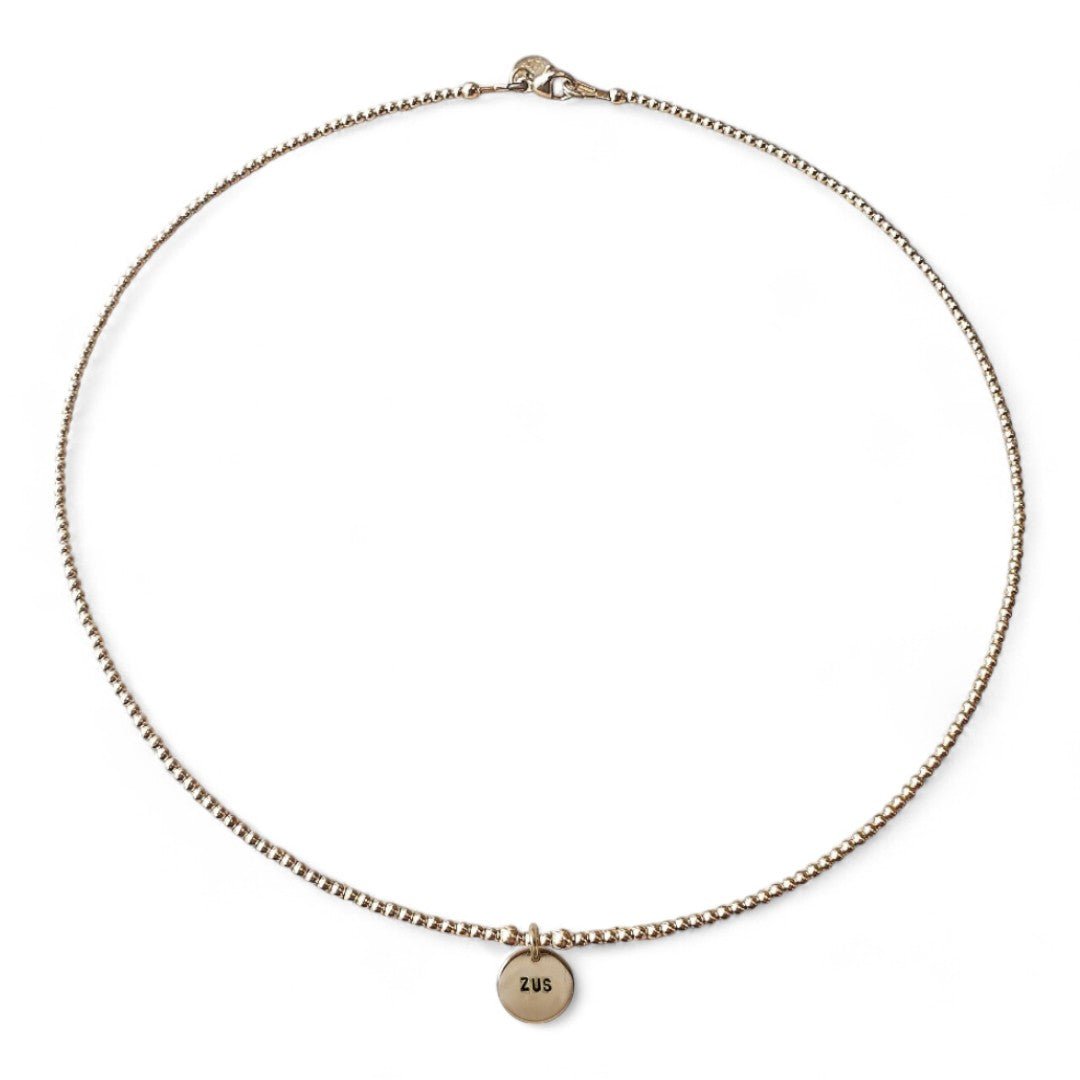 Gouden dames ketting met naam, de ketting is gemaakt van 2mm kralen, in het midden van de ketting hangt een naambedel van 10mm