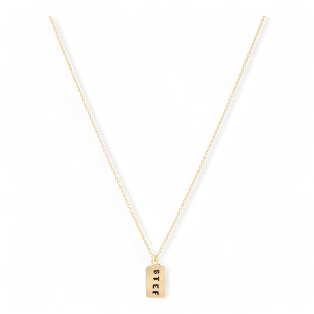 Gouden dames ketting met naam, aan de ketting hangt een gouden naam tag