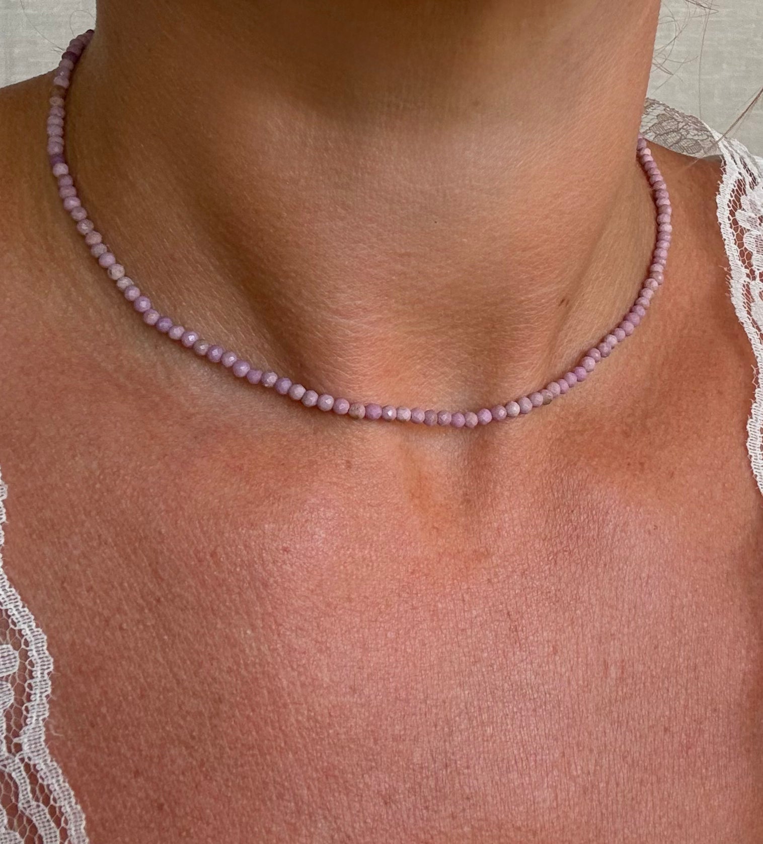 Prachtige ketting met lepidoliet edelsteentjes
