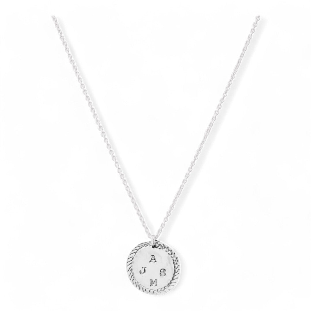 Zilveren dames ketting, aan de ketting hangt een bedel van 15mm. Op de bedel kunnen 4 letters gestempeld worden, de bedel heeft een sierrand