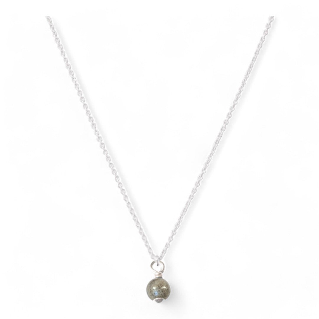 Zilveren dames ketting, aan de ketting hangt een geboortesteen van 6mm