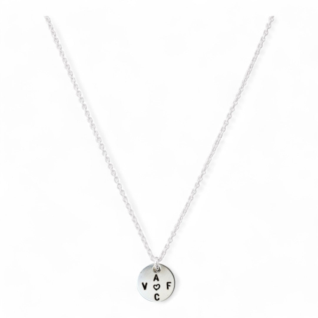 Zilveren dames ketting , aan de ketting hangt een zilveren bedel van 10mm 