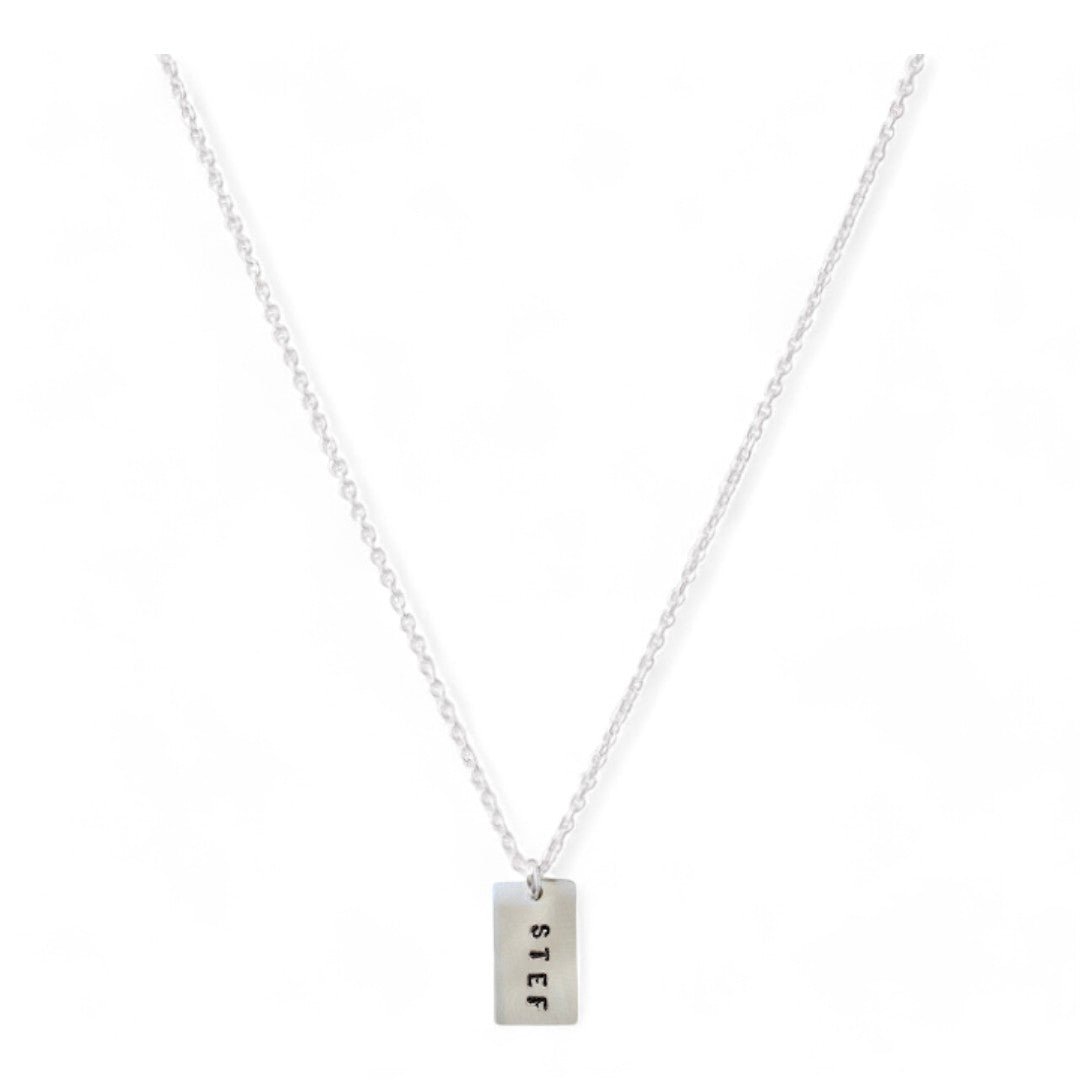 Zilveren dames ketting , aan de ketting hangt een zilveren tag met naam
