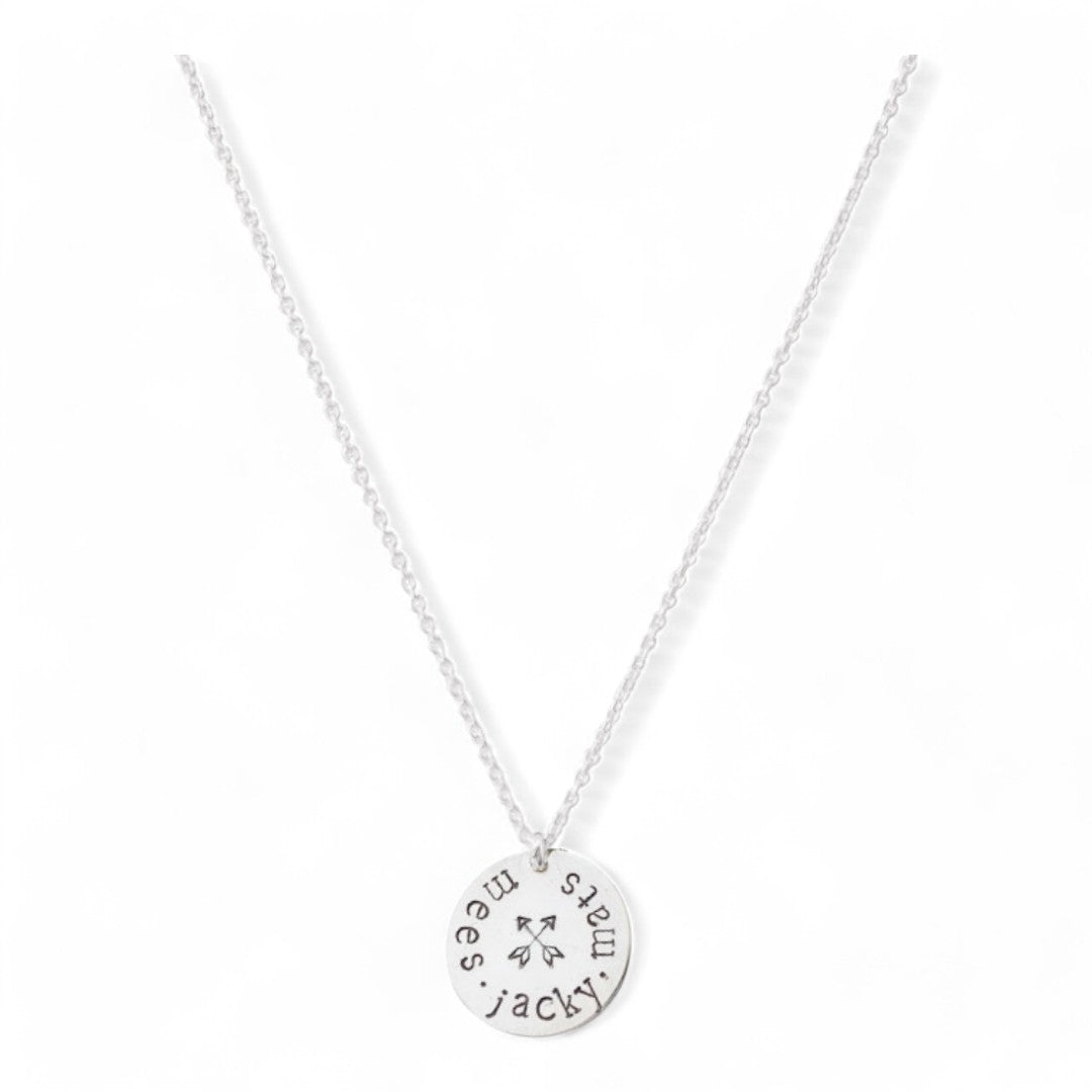 Zilveren dames ketting , aan de ketting hangt een zilveren bedel van 15mm. Op de bedel kunnen namen en symbolen gestempeld worden