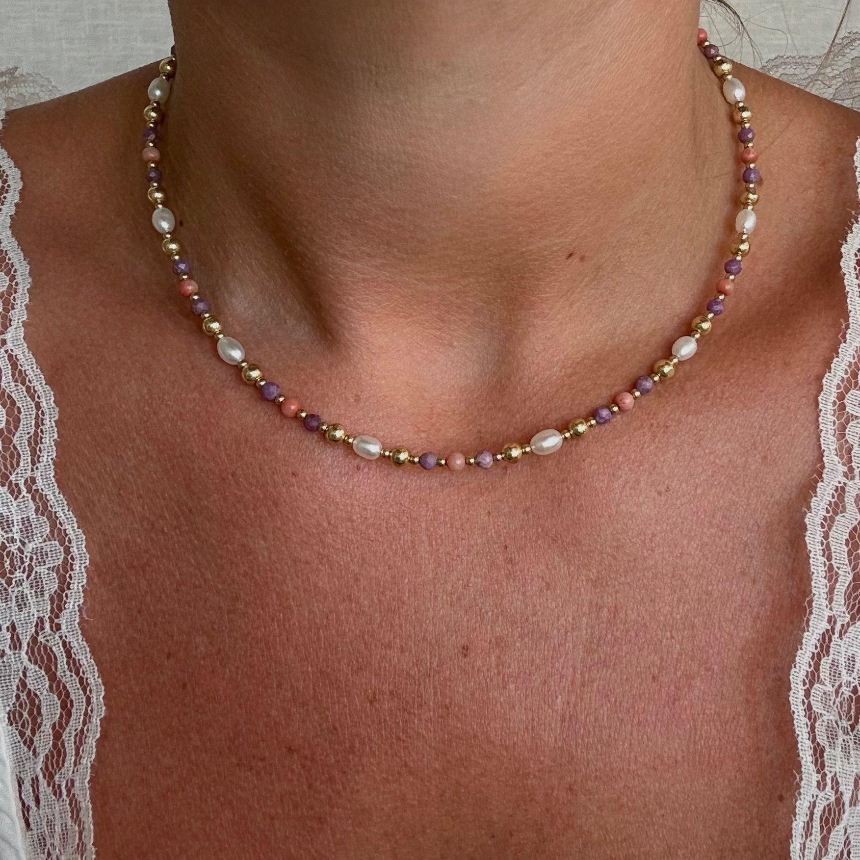 Gouden damesketting met parels en edelstenen