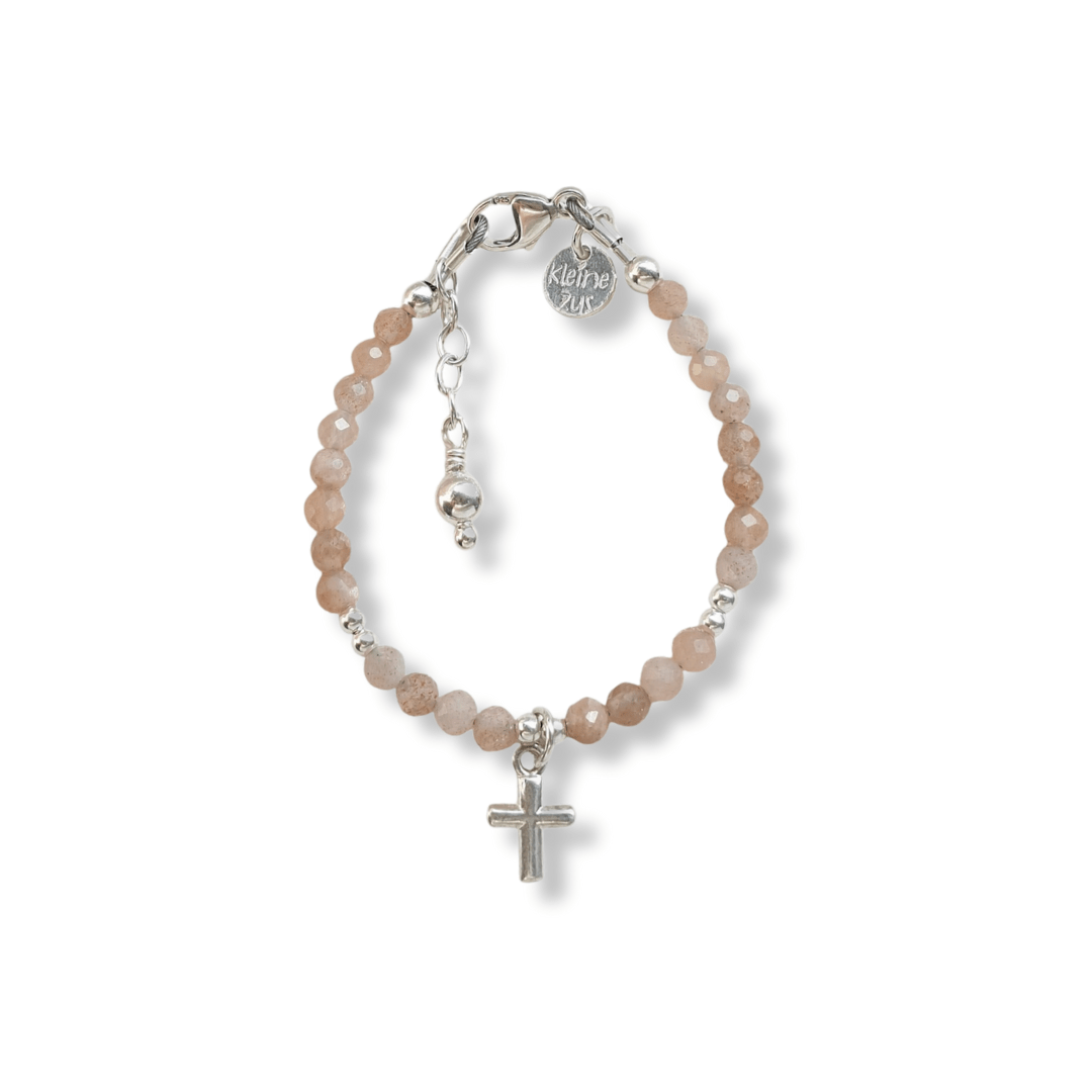 Zilveren kinderarmbandje Annemae gemaakt van edelsteentjes, in het midden hangt een zilveren kruisje