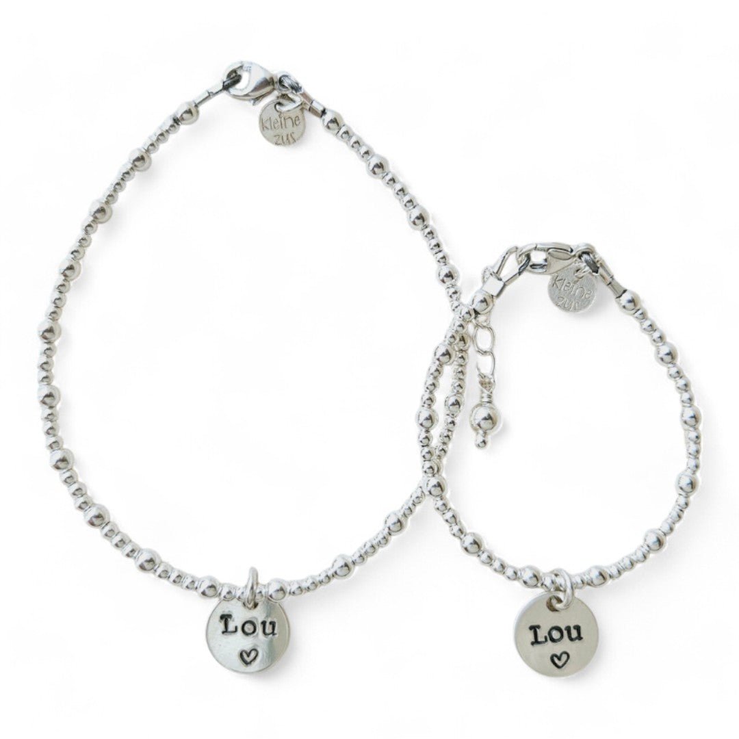 Moeder dochter armband zilver met 3 en 2mm kraaltjes gecombineerd, in het midden hangt een zilveren naambedel van 10mm