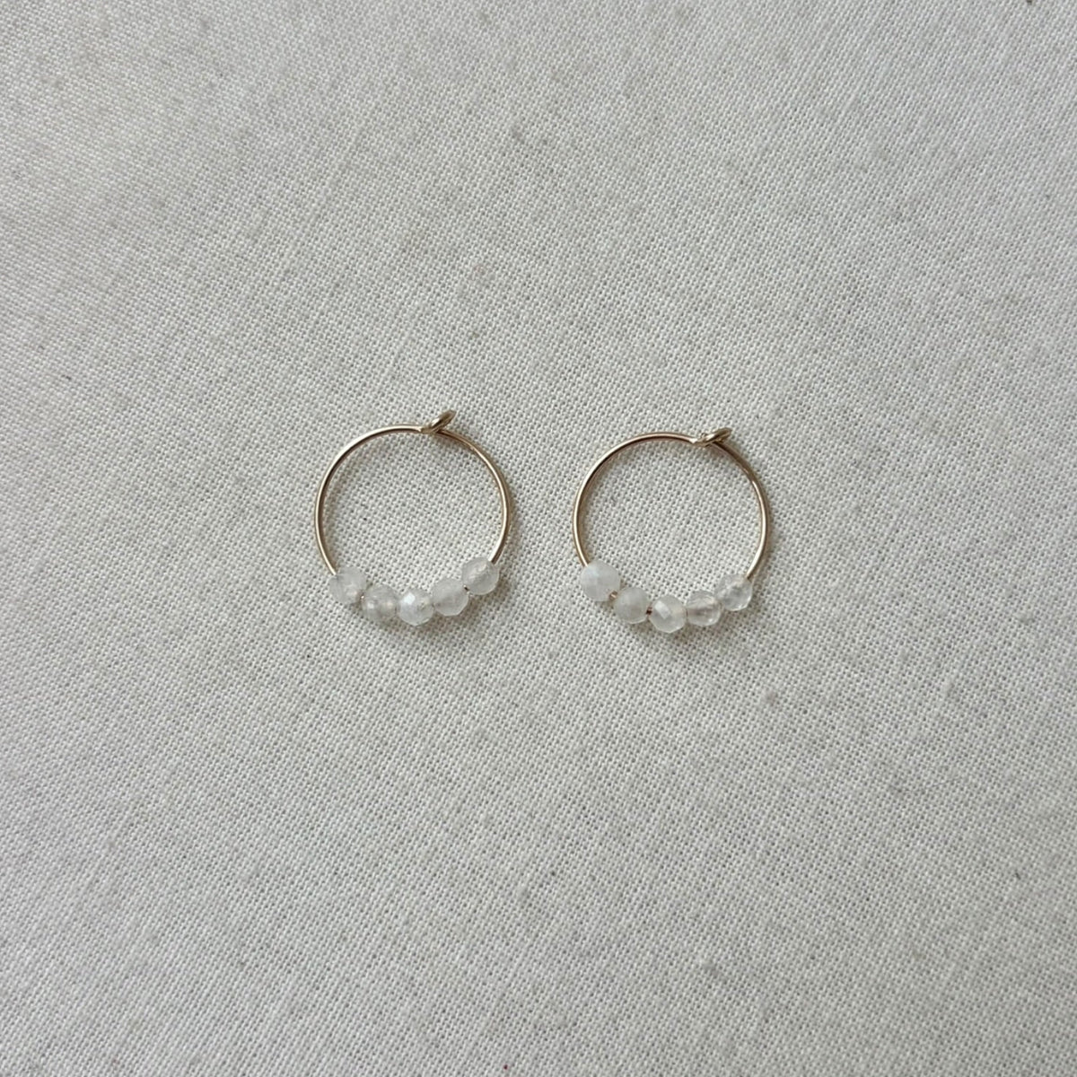 Gouden hoops met facet geslepen maansteentjes