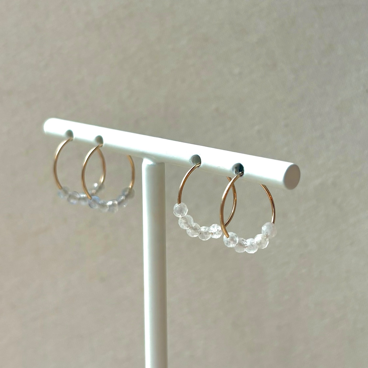 Gouden hoops met facet geslepen maansteentjes